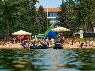 Plaża hotelowa nad jeziorem